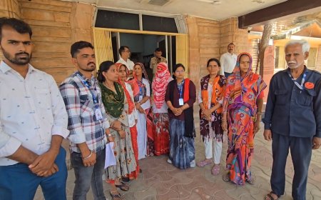 बाड़मेर जिला अस्पताल में 25 संविदा कर्मचारियों की बेरहम बर्खास्तगी: माँओं और बुजुर्गों की टूटी उम्मीदें"