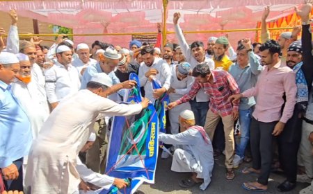 पहलगाम आतंकी हमले पर बाड़मेर में उबला जन-आक्रोश: मुस्लिम समुदाय ने जलाया पाकिस्तान का झंडा, जुम्मे की नमाज में काली पट्टी बांध दी श्रद्धांजलि