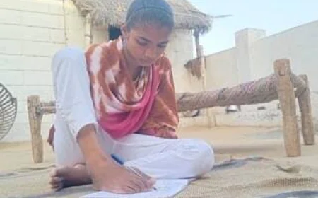 दिव्यांग बेटी लीला कुंवर की भावुक गुहार: पैरों से लिखा शिक्षा मंत्री को पत्र, ट्रांसफर की मांग
