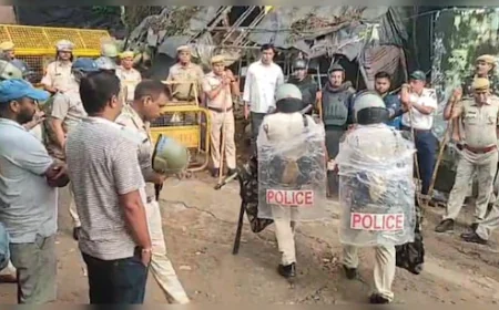 अजमेर:ख्वाजा गरीब नवाज दरगाह के आसपास अतिक्रमण पर प्रहार,250 अवैध दुकानें ढहाईं, भारी पुलिस बल तैनात.