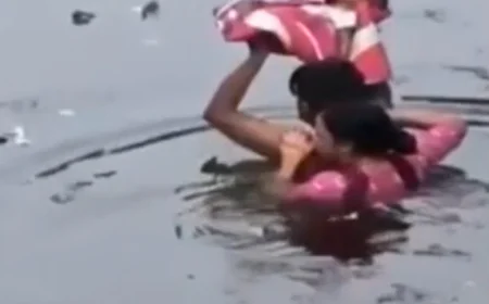नवजात को गोद में उठाए माता-पिता की जद्दोजहद, सड़कें-घर-घाट सब पानी में डूबे