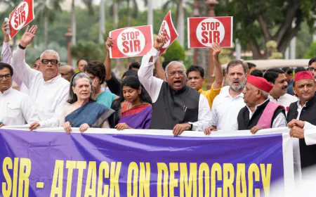 विपक्ष का दिल्ली में हंगामा, संसद से चुनाव आयोग तक मार्च लगाया 'वोट चोरी' का आरोप