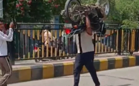 कंधे पर बाइक उठाकर चला युवक, वायरल वीडियो ने मचाई सनसनी