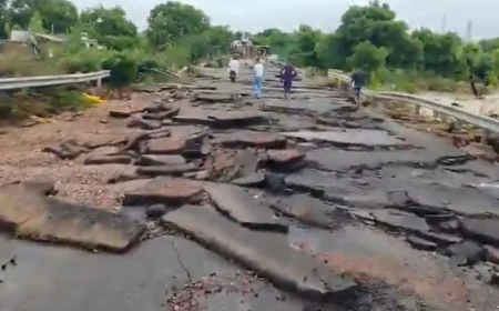कोटा-दौसा हाइवे पर बारिश के कहर  के बाद सड़कों की बदहाली.