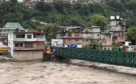 वैष्णो देवी में भूस्खलन, कई श्रद्धालु घायल: डोडा में बादल फटने से 4 की मौत, मनाली में घर-दुकानें ब्यास नदी में बहीं