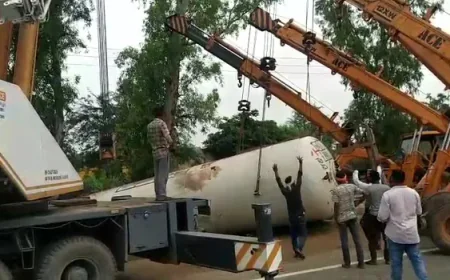 देर रात गैस टैंकर पलटने से हादसा, सुबह तक चला रेस्क्यू, बड़ा हादसा टला