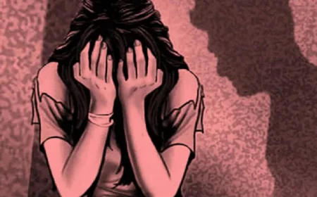सरकारी स्कूल के शिक्षक को बच्ची से छेड़छाड़ करने पर,गुस्साई महिलाओं ने चप्पलों से पीट-पीटकर सिखाया सबक.