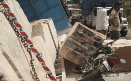 माता के थान क्षेत्र में सड़क में समाया भारी भरकम ट्रक,बाइक सवार बाल-बाल बचा.