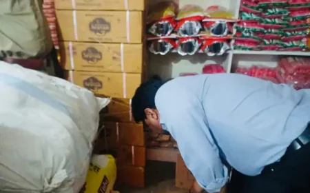 "बाड़मेर में किराणा दुकानों पर छापा: खराब तेल, एक्सपायरी कोल्ड ड्रिंक और दूषित मिठाइयाँ नष्ट, दुकानदारों पर जुर्माना"