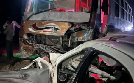 सुरते की बेरी धोरीमन्ना के पास प्राइवेट बस में घुसी कार, दो हैंडीक्राफ्ट व्यापारियों की दर्दनाक मौत: गाय को बचाने के चक्कर में गलत साइड पर आकर हुई भयंकर टक्कर, शव बुरी तरह फंसे