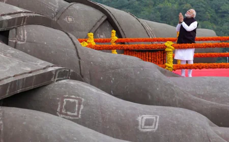 भारत के 'लौह पुरुष' सरदार वल्लभभाई पटेल की 150वीं जयंती पर  स्टैच्यू ऑफ यूनिटी पर पीएम मोदी ने दी श्रद्धांजलि.