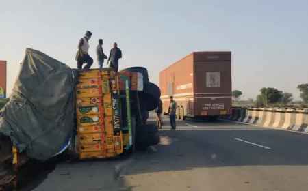अजमेर में डाई नदी की पुलिया पर बेकाबू ट्रक पलटा: पंजाब निवासी ड्राइवर की मौके पर मौत, क्लीनर गंभीर रूप से घायल, JLN अस्पताल में भर्ती