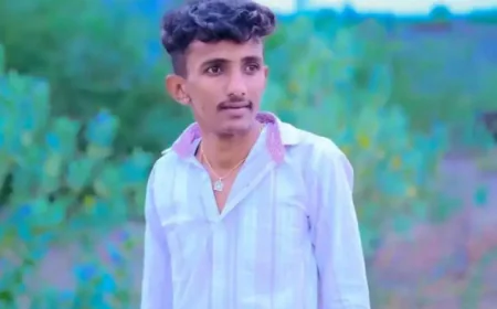 बाड़मेर : सड़क पार कर रहे युवा फोटोग्राफर को तेज रफ्तार इनोवा ने कुचला, मौके पर मौत; परिजन और ग्रामीणों ने लगाया जाम