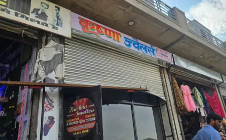 नारायणपुर में दो ज्वेलर्स दुकानों से 12 लाख की चोरी: बदमाश पिकअप गाड़ी में सामान लादकर फरार, CCTV में कैद हुई वारदात
