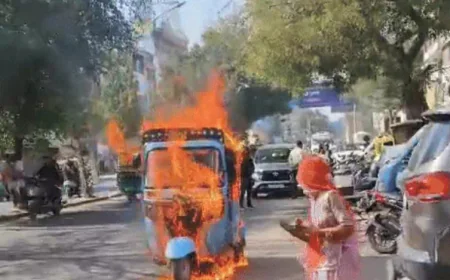 जोधपुर में ई-रिक्शा ड्राइवर ने बैटरी समस्या से नाराज होकर अपनी गाड़ी में लगाई आग