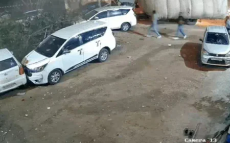 चौमूं में NH-52 हाईवे पर भीषण सड़क हादसा: तेज रफ्तार ट्रक ने चारे से भरी ट्रैक्टर-ट्रॉली को पीछे से मारी टक्कर, बेकाबू ट्रॉली कारों से टकराकर पेड़ में घुसी