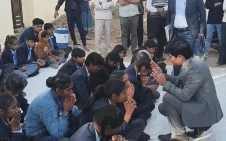 झुंझुनूं में भावुक मंजर: लेक्चरर के ट्रांसफर पर 6 दिन से धरने पर बैठे छात्रों के सामने घुटनों पर बैठकर हाथ जोड़े शिक्षक, बोले- स्कूल लौटो, यही मेरी सबसे बड़ी गुरु दक्षिणा