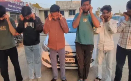 राजस्थान के पाली-जोधपुर हाईवे पर मौत से खेलते 6 युवक: बर्थडे सेलिब्रेशन में चलती कार से लटककर किया खतरनाक स्टंट, वीडियो वायरल होने पर पुलिस ने पकड़ा तो कान पकड़कर मांगी माफी