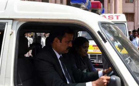 राजस्थान हाईकोर्ट परिसर में महिला अधिवक्ता की जान पर बनी खतरा, वकील ने संभाली एम्बुलेंस की कमान
