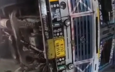 जयपुर के हरमाड़ा में केबल से लदा ट्रेलर बेकाबू होकर पलटा: कार बचाने के चक्कर में ब्रेक लगाए, ड्राइवर केबिन में फंसा रहा