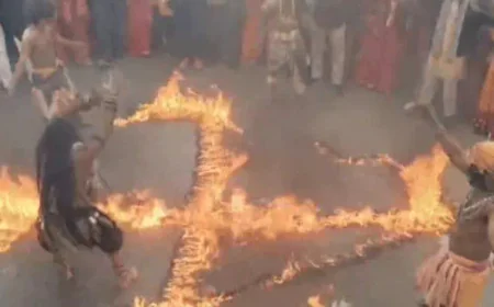 अलवर में RSS के 100 वर्ष पूर्ण होने पर भव्य कलश यात्रा: मुंह से आग के गोले छोड़ते साधु वेश कलाकारों ने सड़क पर 'आग से सतिया' बनाकर किया अग्नि डांस, भीड़ से जाम हुई सड़क