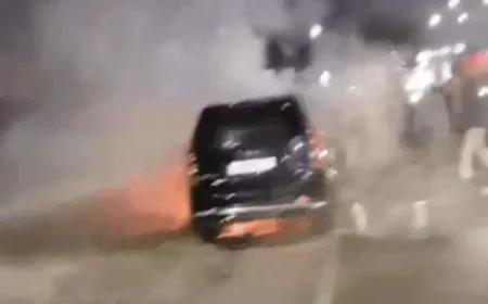 जयपुर में चलती महिंद्रा XUV कार में लगी भीषण आग: पति-पत्नी ने कूदकर बचाई जान, इंजन से उठी लपटें, कार का आगे का हिस्सा जलकर खाक