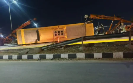 अजमेर में शादी की खुशियां मातम में बदल गईं: स्लीपर बस पलटने से ड्राइवर की मौत, दुल्हन के 20 से अधिक रिश्तेदार घायल