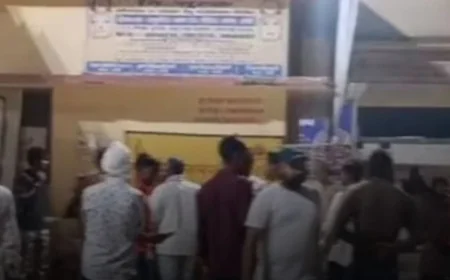 अमेठी में भीषण हादसा: खड़ी ट्रक से टकराईं दो बाइकें, 3 की मौत, 4 घायल; ससुराल से लौट रहे थे परिवार