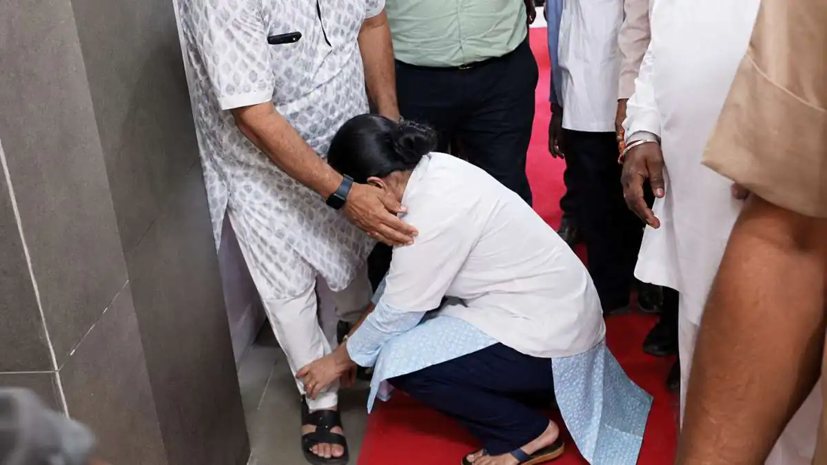 ट्रांसफर की गुहार लगाते हुए मंत्री के पैरों में गिरी नर्स, दौरे पर गजेंद्र सिंह खींवसर से लगाई फरियाद