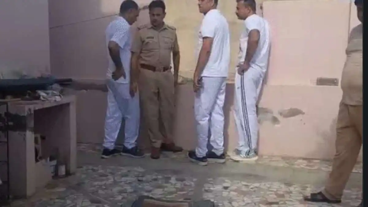 हथियारबंद बदमाशों का आतंक: प्रॉपर्टी डीलर के घर एक घंटे तक मचाया उत्पात, 85 लाख के गहने और नकदी लूटकर फरार