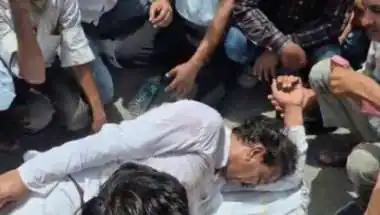 पूर्व मंत्री कलेक्ट्रेट के सामने प्रदर्शन के दौरान बेहोश होकर सड़क पर गिरे, अस्पताल जाने से किया इनकार