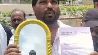 कोटा में राहुल गांधी के दौरे के खिलाफ BJP का प्रदर्शन, राजीव गांधी प्रतिमा पर चिपकाया शिकायत पत्र