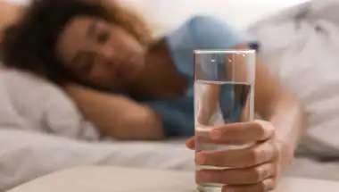 हाइड्रेशन और पर्याप्त नींद: खूबसूरत त्वचा और घने बालों का सबसे आसान और असरदार फॉर्मूला