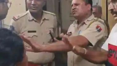 शराबी बाइक चालक ने थाने में मचाया हंगामा, कॉन्स्टेबल से मारपीट और सरकारी मशीन तोड़ने के आरोप में गिरफ्तार..