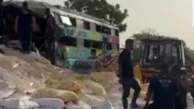 वडोदरा में दर्दनाक हादसा खड़े ट्रक में घुसी स्लीपर बस, राजस्थान के 7 यात्रियों की मौत..