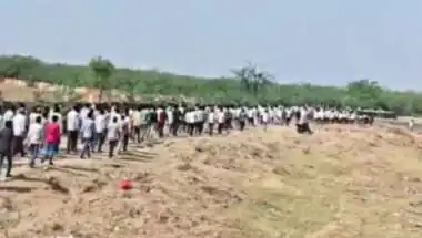कल तक साथ निकले थे चार बेटे आज एक ही चिता पर उठी चार भाइयों की अर्थी, पिता की चीखों ने पूरे गांव को रुला दिया!