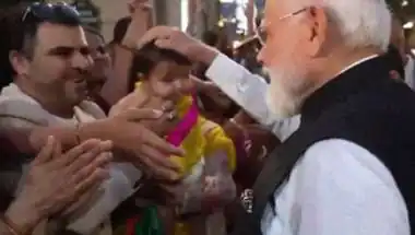 PM मोदी के आगमन से गूंजा पेरिस! प्रवासी भारतीयों का उमड़ा सैलाब बच्चों को दुलारते दिखे प्रधानमंत्री..