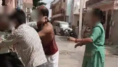 बाड़मेर में घर में घुसकर बुजुर्ग मां-बेटे पर हमला! मारपीट का वीडियो सामने आने से मचा हड़कंप, पुलिस जांच में जुटी..