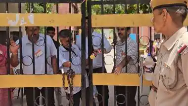री-NEET UG परीक्षा में सख्ती जोधपुर के परीक्षा केंद्र पर 3 मिनट पहले बंद हुआ गेट हाथ के कलावा भी खुलवाए गए!