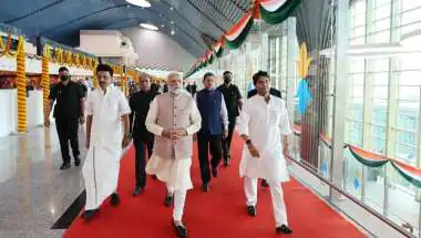 NEET छात्रों के लिए एयरपोर्ट पर रुके PM मोदी, ट्रैफिक जाम से बचाने के लिए बदला कार्यक्रम