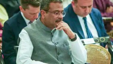 मोदी कैबिनेट में जल्द फेरबदल? यूपी चुनाव से पहले कई मंत्रियों के विभाग बदलने की चर्चा तेज