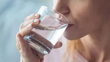 Hydration Tips: पर्याप्त पानी पीने से त्वचा में आएगी प्राकृतिक चमक, जानें सही हाइड्रेशन के फायदे