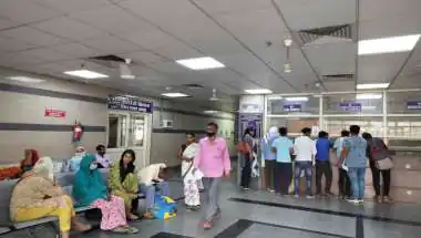 डॉक्टर गायब, रेडियोग्राफर बना 'डॉक्टर'! मरीजों को लिखीं दवाइयां, जांच के आदेश