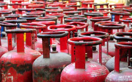 सुबह-सुबह महंगाई का झटका! 42 रुपये महंगा हुआ LPG सिलेंडर, जानिए आपके शहर में क्या हैं नए रेट