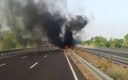 भारतमाला एक्सप्रेस-वे पर बड़ा हादसा.. कुछ ही मिनटों में राख हुआ ट्रेलर, चालक ने मौत को दी मात