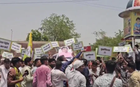जोधपुर में RLP का हल्ला बोल: महंगाई-बेरोजगारी के खिलाफ कलेक्ट्रेट घेराव, गेट पर चढ़े कार्यकर्ता