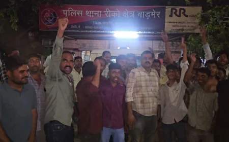 सरपंच प्रतिनिधि की गाड़ी पर हमले के विरोध में धरना, गिरफ्तारी की मांग पर अड़े ग्रामीण