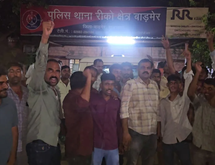 सरपंच प्रतिनिधि की गाड़ी पर हमले के विरोध में धरना, गिरफ्तारी की मांग पर अड़े ग्रामीण
