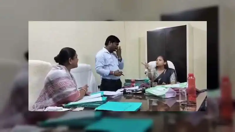 'तूने बाहर निकालने को कैसे कहा?' विधायक से भिड़ीं EO, भतीजे को लेकर हुआ विवाद... रातों-रात EO सस्पेंड