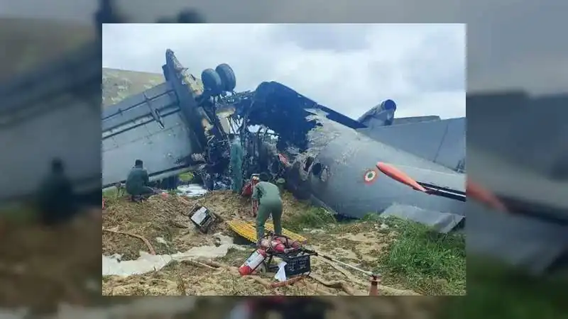 भारतीय वायुसेना का AN-32 क्रैश: लैंडिंग के दौरान हुआ हादसा, विमान के उड़े परखच्चे